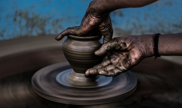 Où apprendre les techniques de fabrication de poterie traditionnelle en Espagne ?